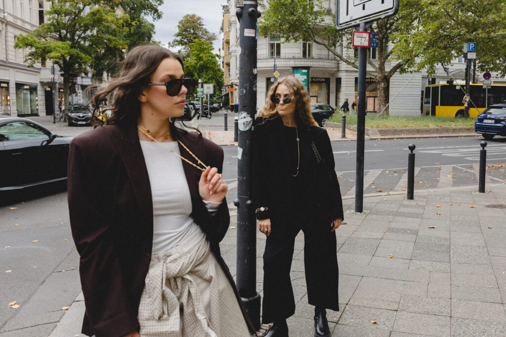 Dwie modelki w minimalistycznych stylizacjach na ulicach Berlina podczas kampanii modowej polskiej marki biżuterii PARTS JEWELRY.