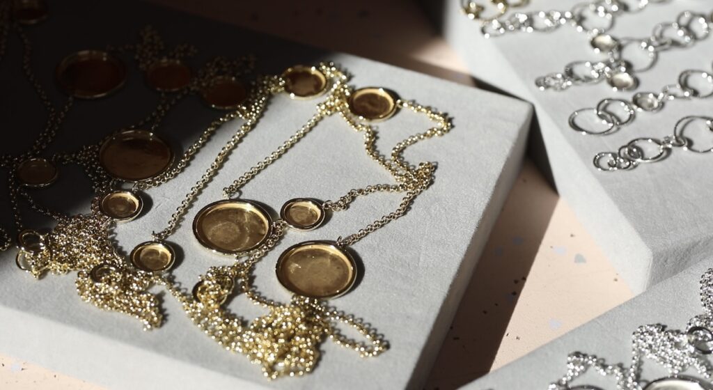 Produkcja ręcznie wykonanej biżuterii pARTs Jewelry ze srebra inspirowanej elementami Volvo