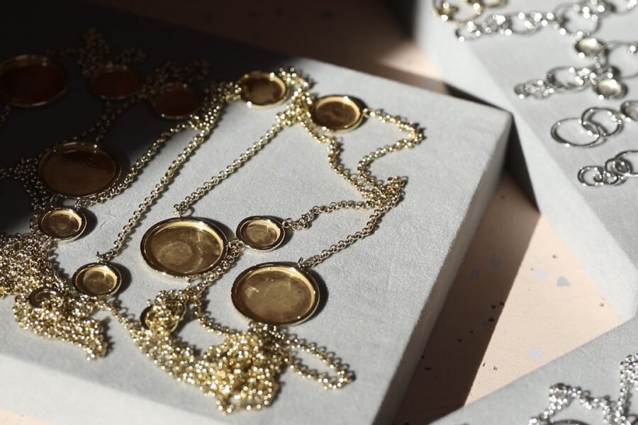 Produkcja ręcznie wykonanej biżuterii pARTs Jewelry ze srebra inspirowanej elementami Volvo