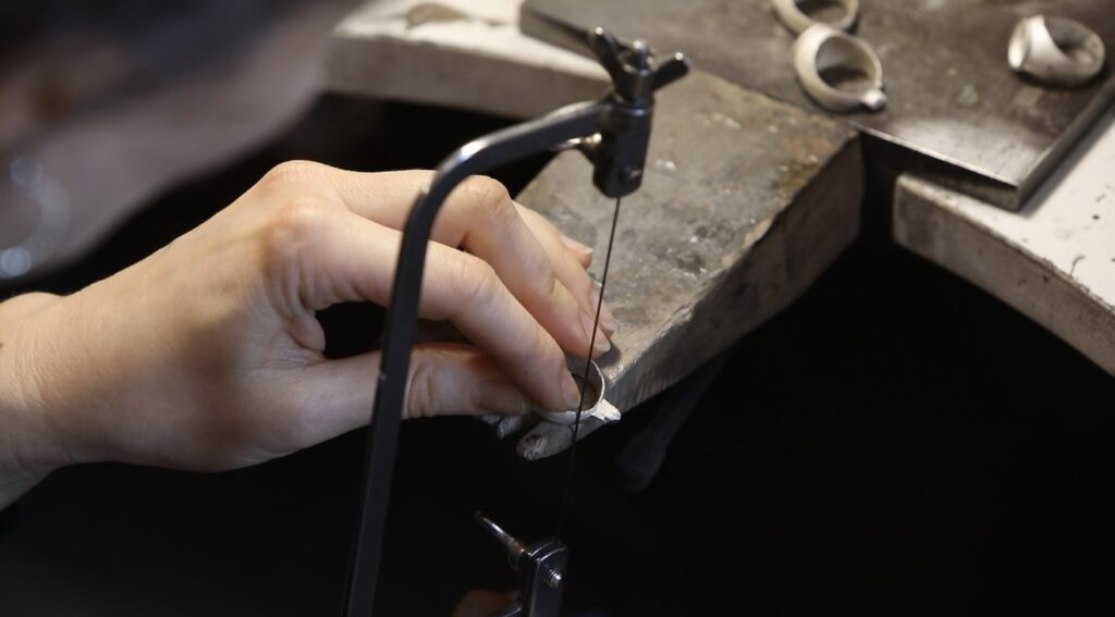 Produkcja ręcznie wykonanej biżuterii pARTs Jewelry ze srebra inspirowanej elementami Volvo