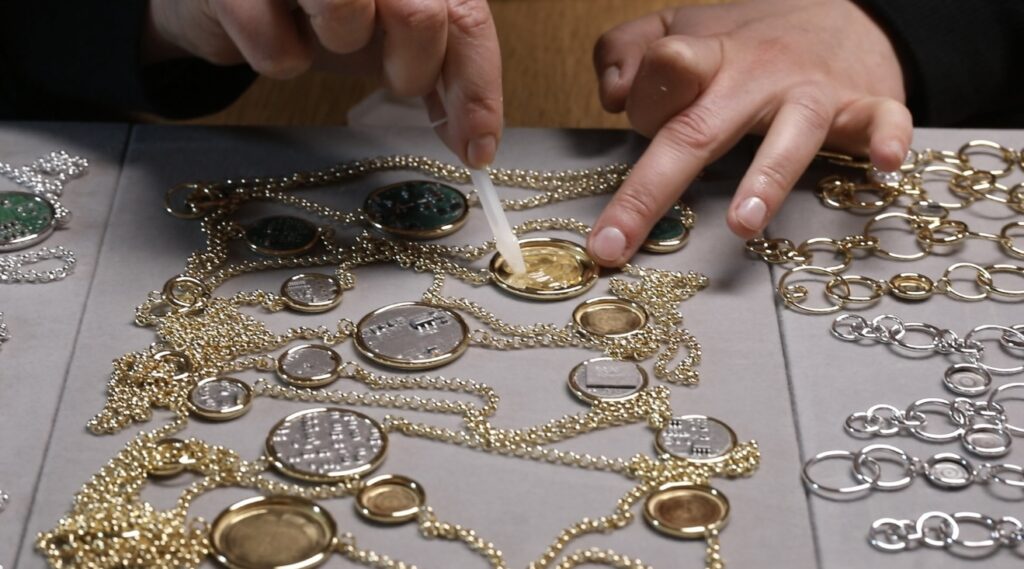 Produkcja ręcznie wykonanej biżuterii pARTs Jewelry ze srebra inspirowanej elementami Volvo