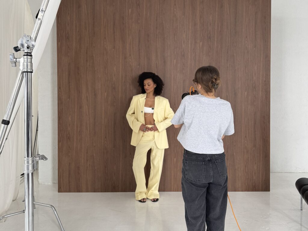 Backstage sesji pARTs Jewelry – modelka w minimalistycznej biżuterii podczas sesji zdjęciowej