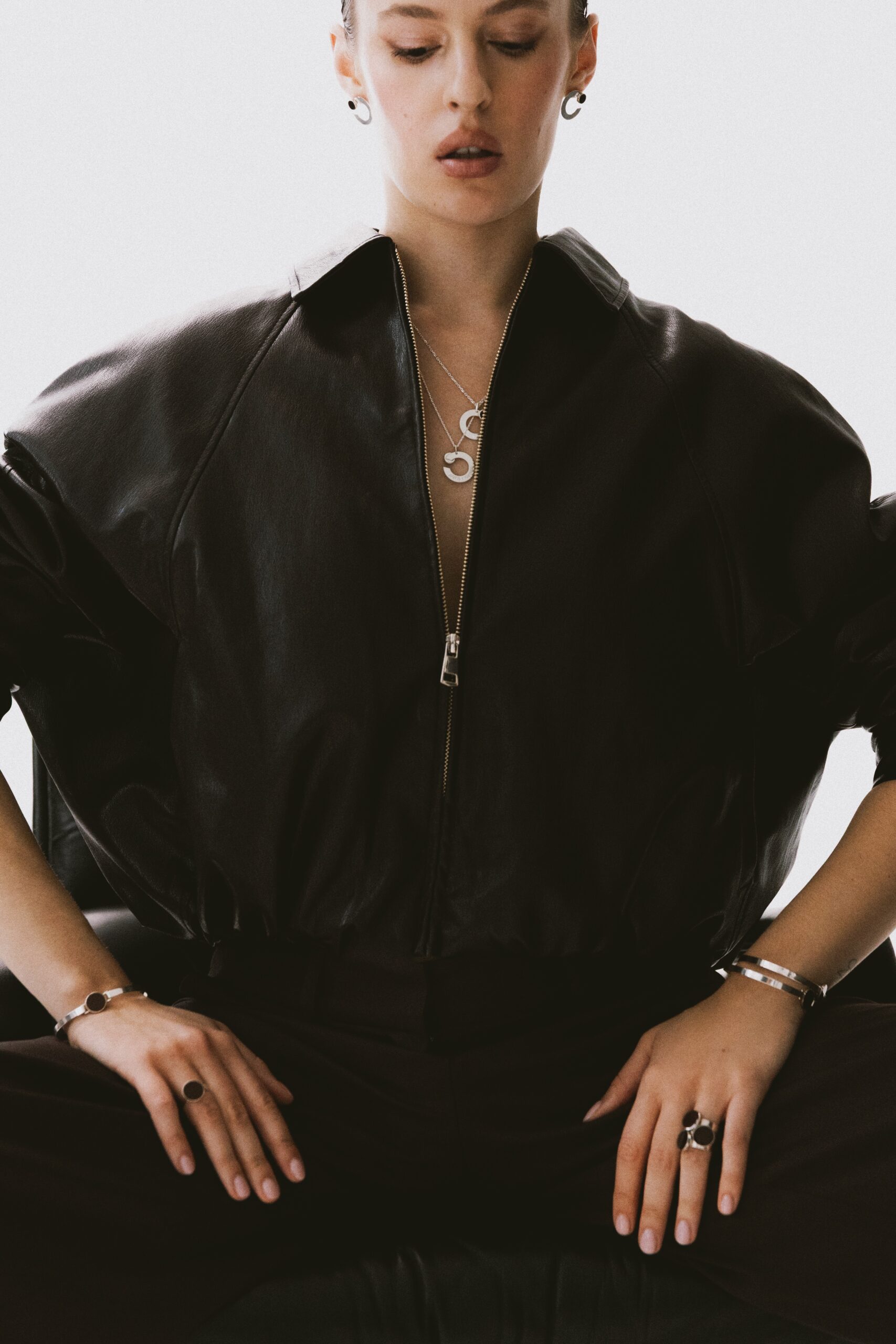 Bransoletka srebrna z brązowym próbnikiem lakieru w zestawieniu z pierścionkami