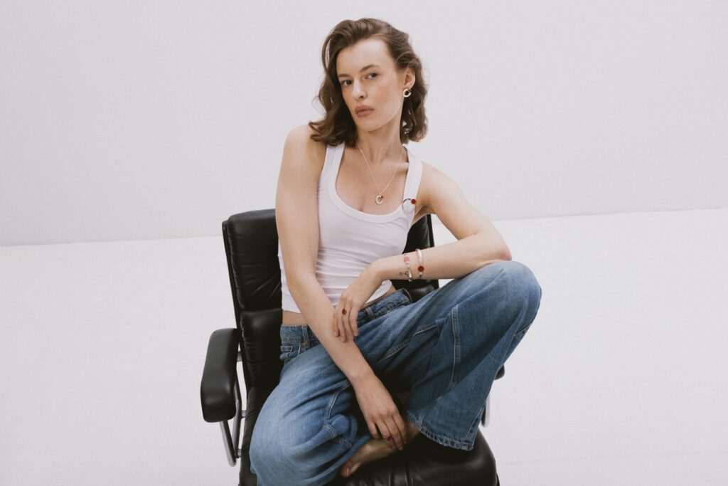 Broszka srebrna z czerwonym próbnikiem lakieru w nowoczesnej stylizacji damskiej