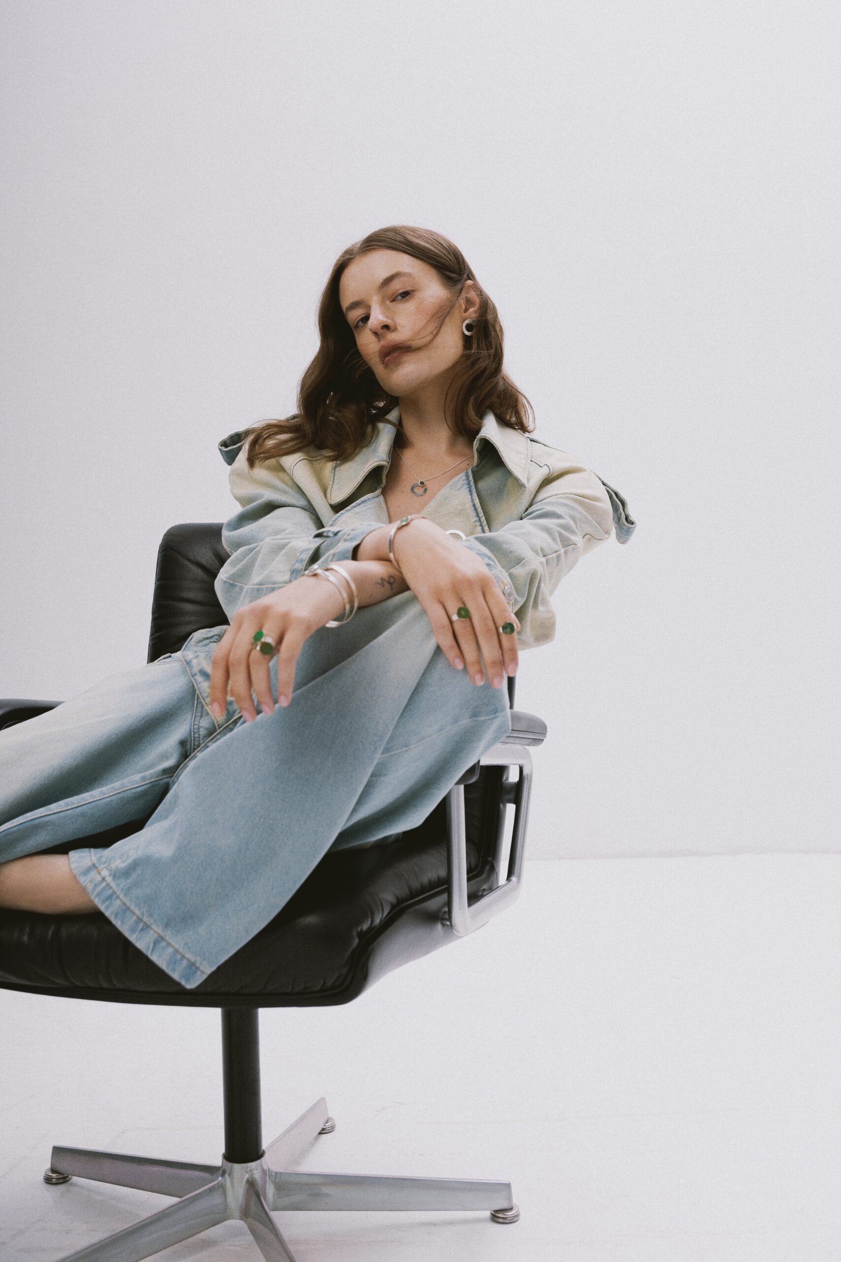 Modelka nosząca srebrną bransoletkę z zielonym próbnikiem PCB