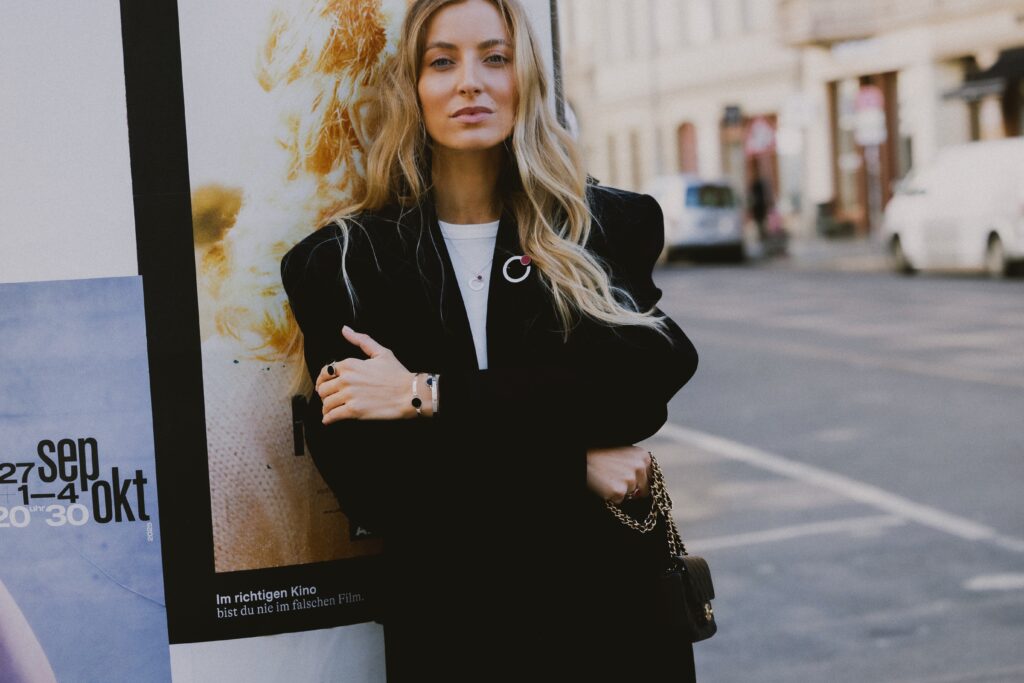 Kobieta w czarnym płaszczu na ulicy w Berlinie – styl minimalistyczny pARTs Jewelry