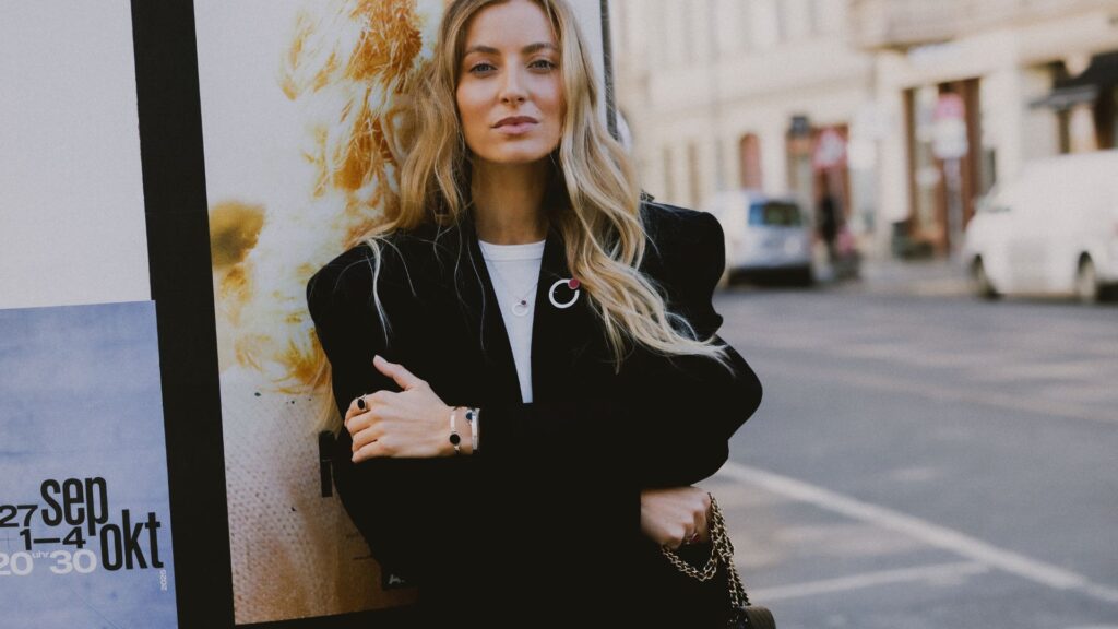 Kobieta w czarnym płaszczu na ulicy w Berlinie – styl minimalistyczny pARTs Jewelry