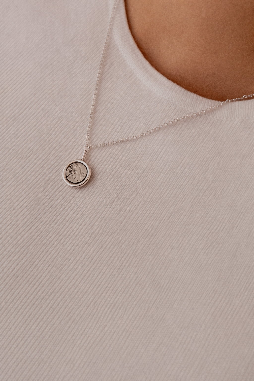 Srebrny naszyjnik Ultra Parts Jewelry z układem scalonym Volvo na modelce – minimalistyczna zawieszka