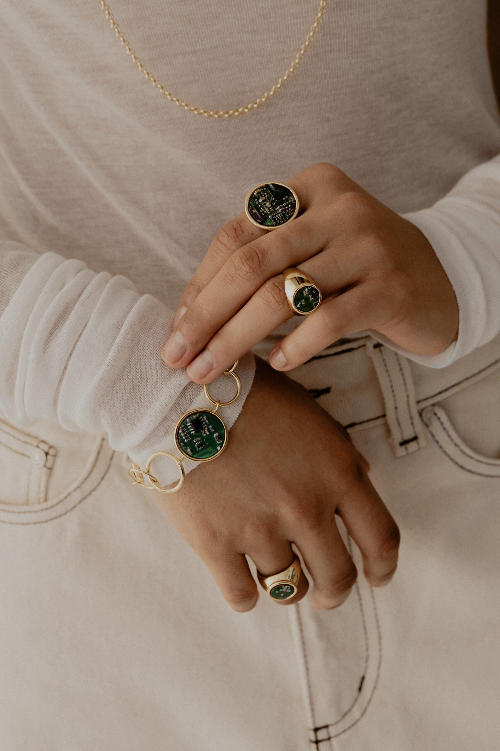 Modelka nosząca pierścionki i naszyjnik Ultra Parts Jewelry z układami scalonymi Volvo