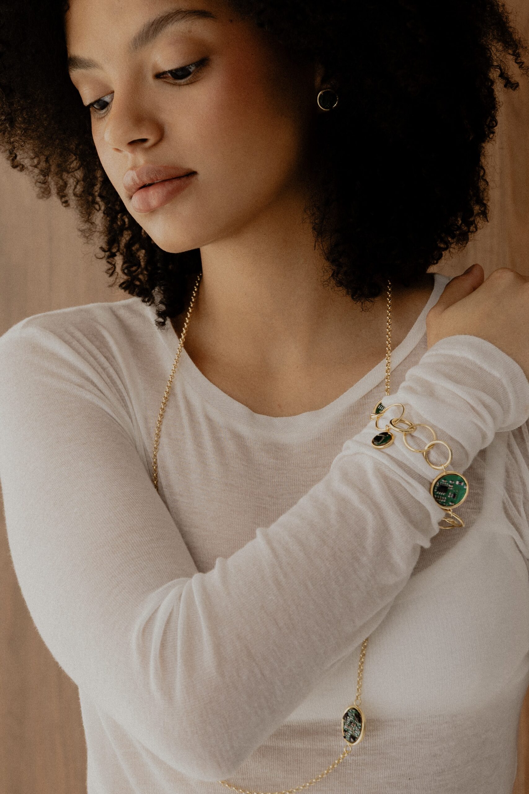 Modelka w biżuterii Ultra Parts Jewelry z układami scalonymi Volvo