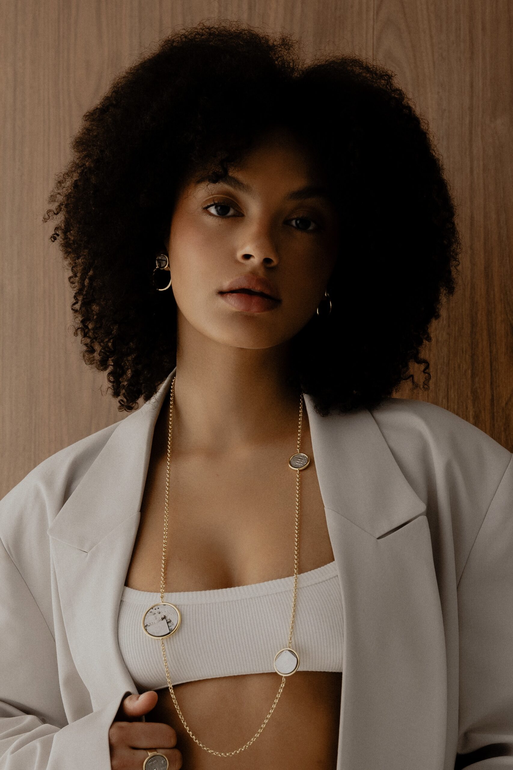 Modelka w naszyjniku Ultra Parts Jewelry z układami scalonymi Volvo