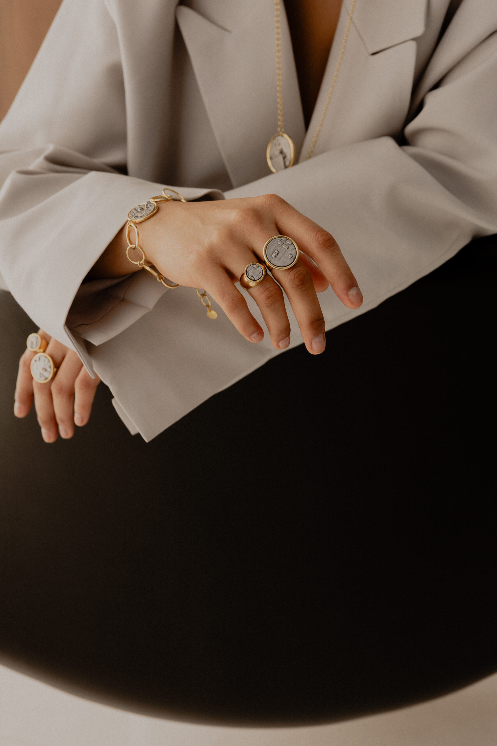 Modelka nosząca pierścionek i bransoletkę Ultra Parts Jewelry z układami scalonymi Volvo