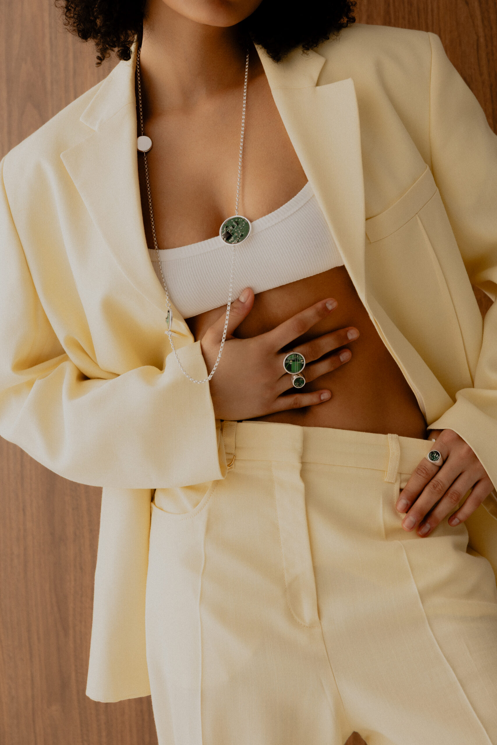 Modelka w naszyjniku i pierścionkach Ultra Parts Jewelry z układów scalonych Volvo