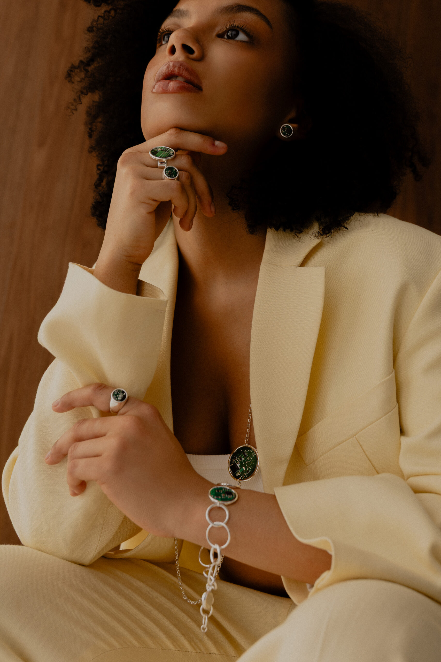 Modelka w biżuterii Ultra Parts Jewelry z układami scalonymi Volvo