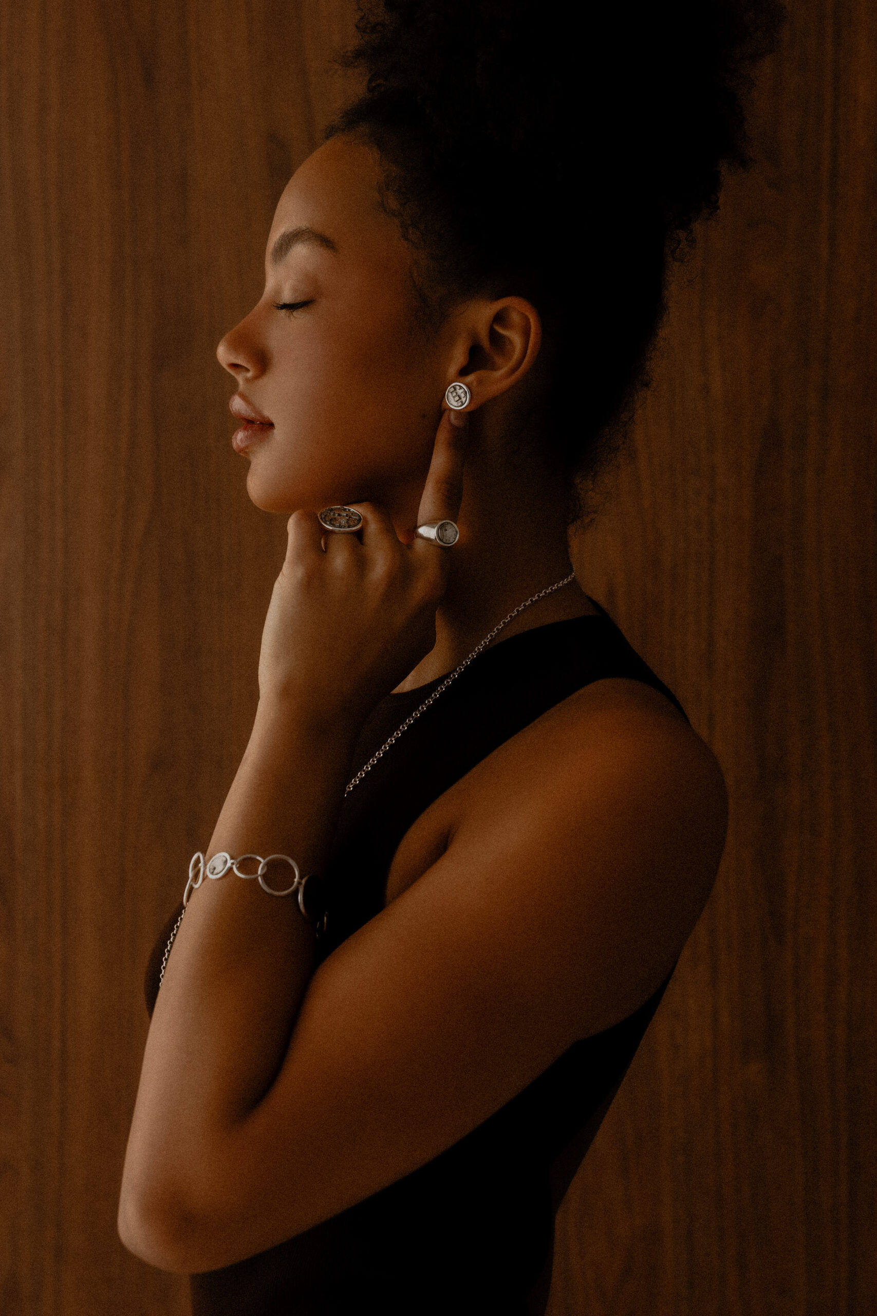 Modelka w kolczykach Ultra Parts Jewelry z układów scalonych Volvo