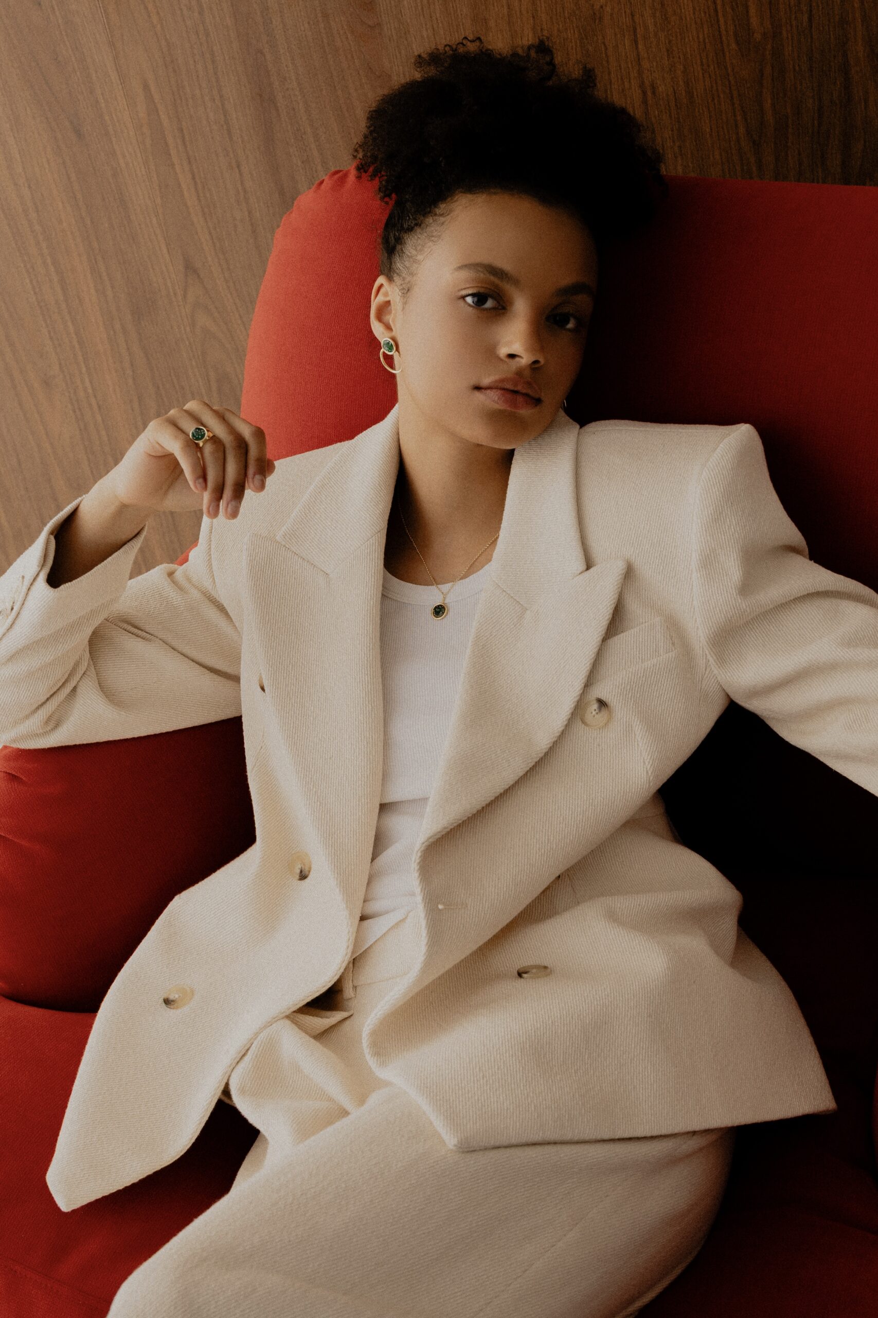 Modelka w biżuterii Ultra Parts Jewelry z układów scalonych Volvo – stylizacja modowa