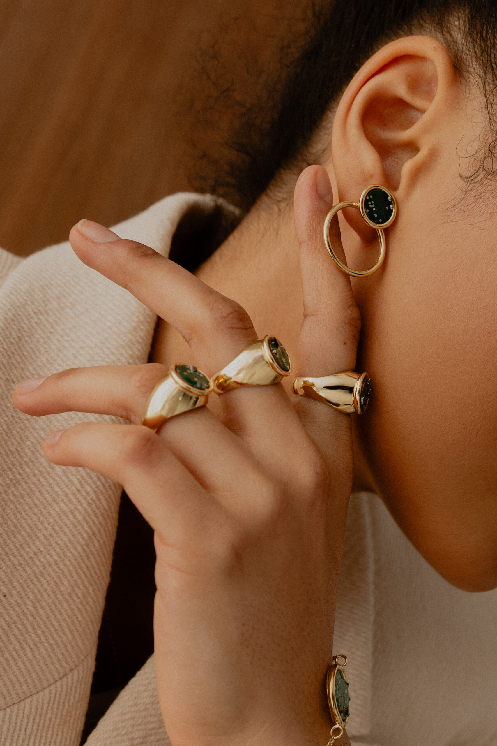 Zbliżenie biżuterii Ultra Parts Jewelry na modelce – kolczyki i pierścionki z układów scalonych Volvo