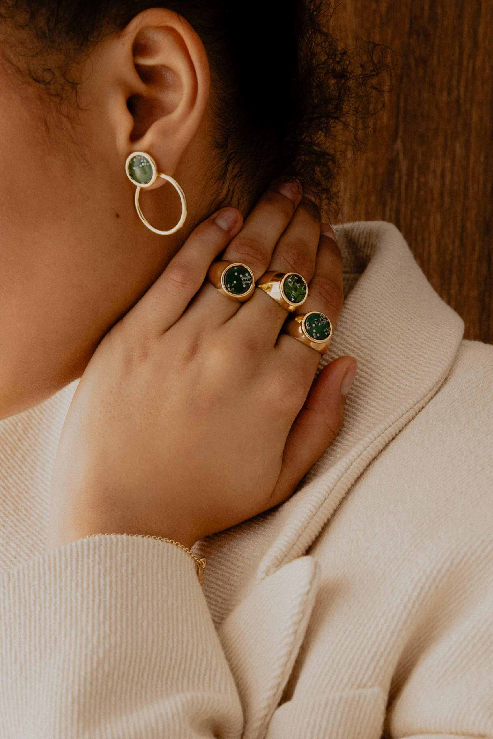 Zbliżenie biżuterii Ultra Parts Jewelry na modelce – kolczyki i pierścionki z układów scalonych Volvo