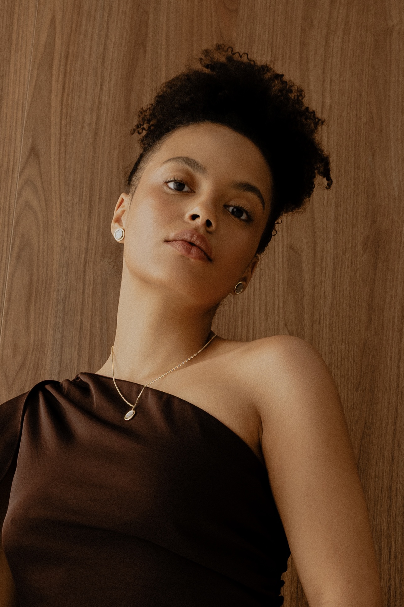 Modelka w biżuterii Ultra Parts Jewelry z układami scalonymi Volvo