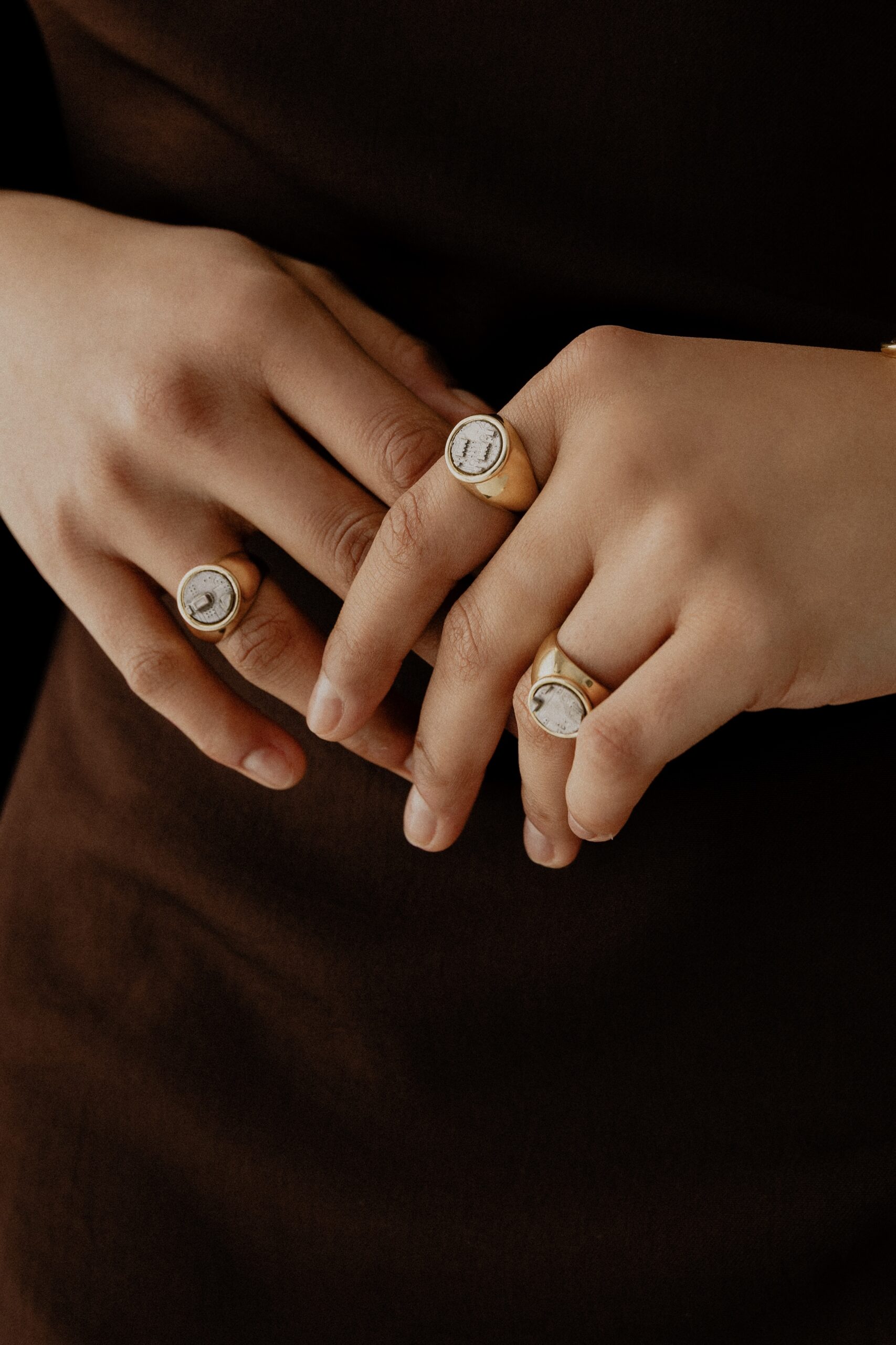 Modelka w brązowej sukni nosząca pierścionki Ultra Parts Jewelry z układów scalonych Volvo