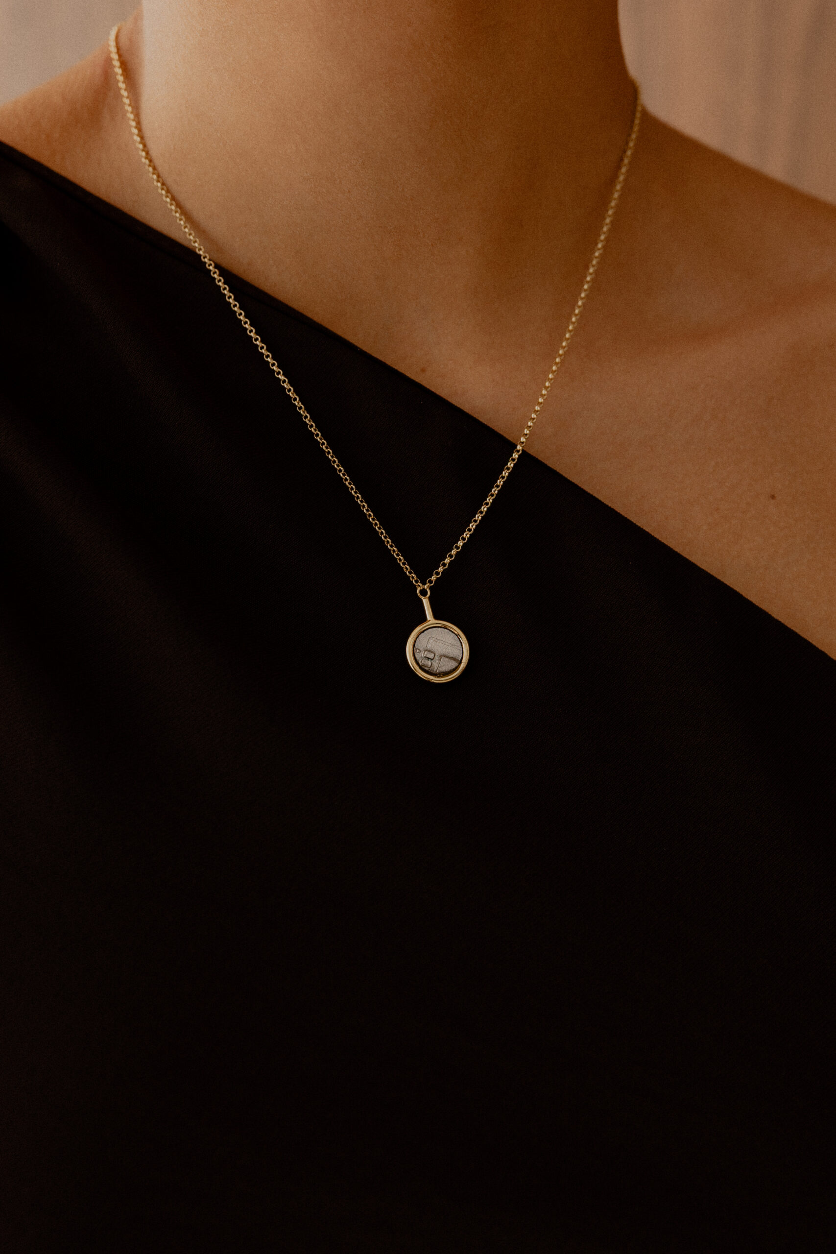 Pozłacany naszyjnik Ultra Parts Jewelry z układem scalonym Volvo na modelce – minimalistyczna zawieszka