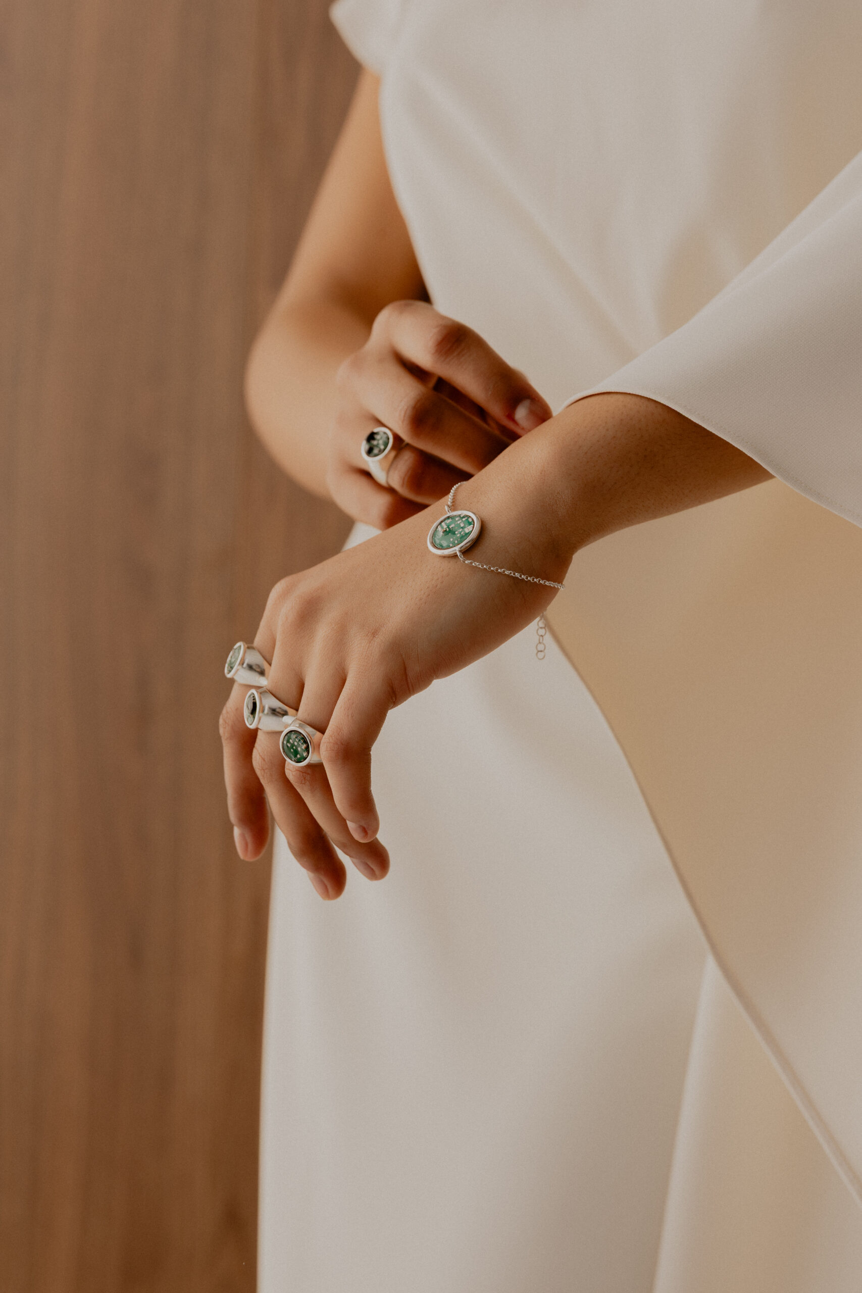 Modelka w bransoletce i pierścionkach Ultra Parts Jewelry z układów scalonych Volvo