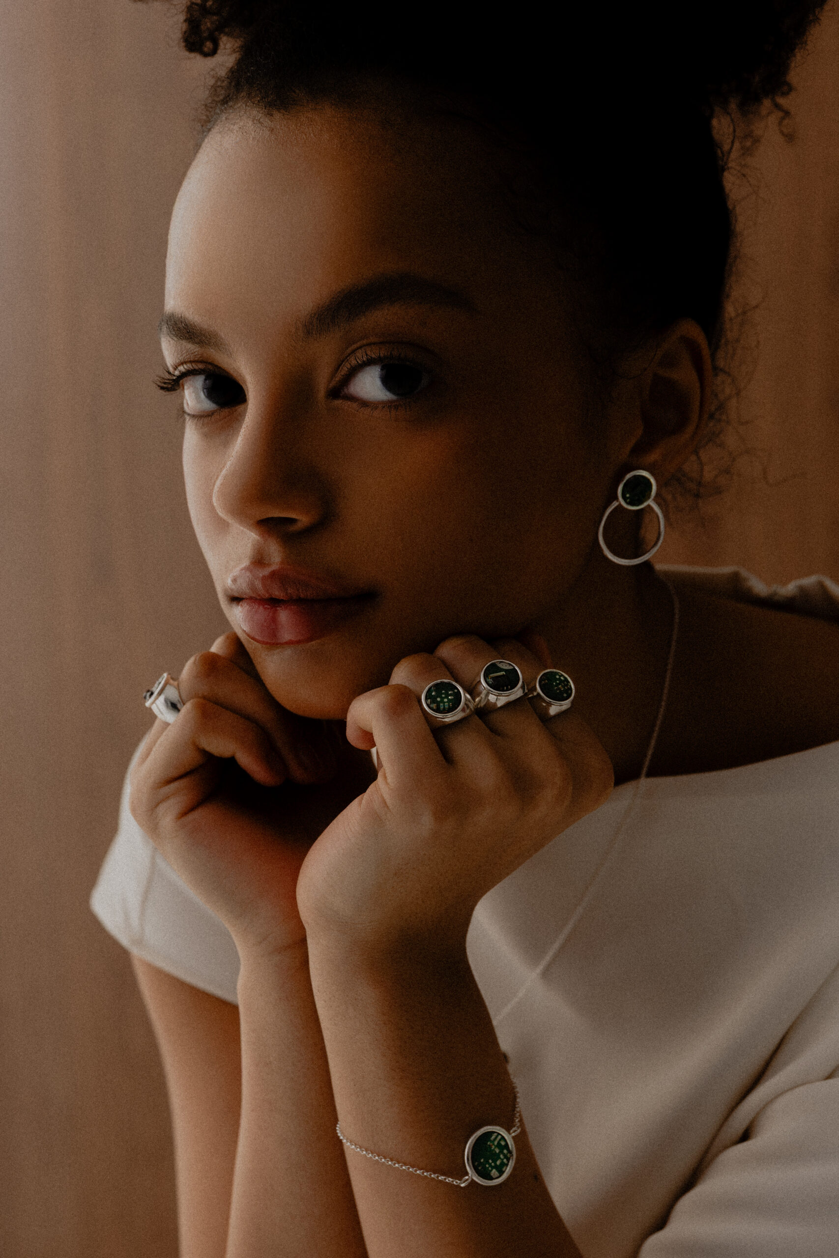 Modelka w biżuterii Ultra Parts Jewelry z układów scalonych Volvo – kolczyki